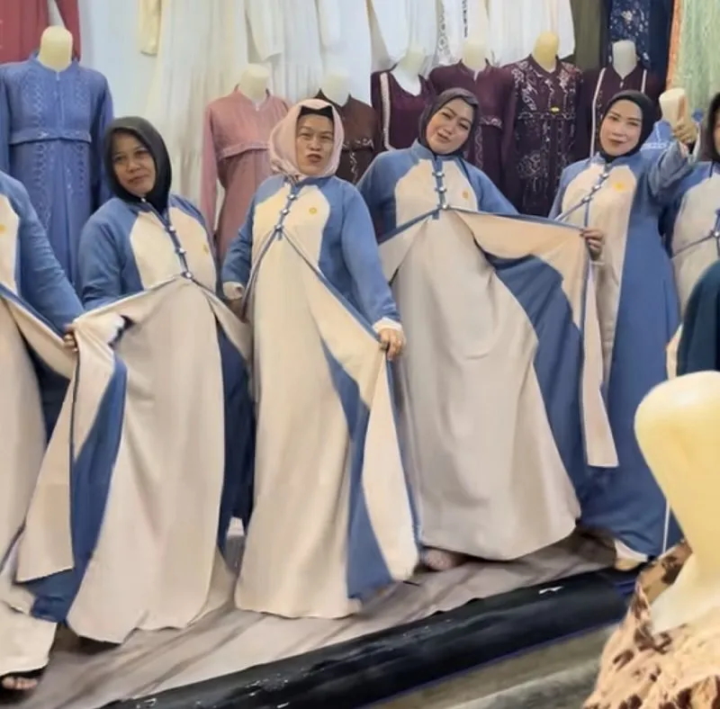 Video Ibu-Ibu Pamer Tren Gamis Lebaran 2027 Viral, Model "Buka Pintu" Jadi Perbincangan