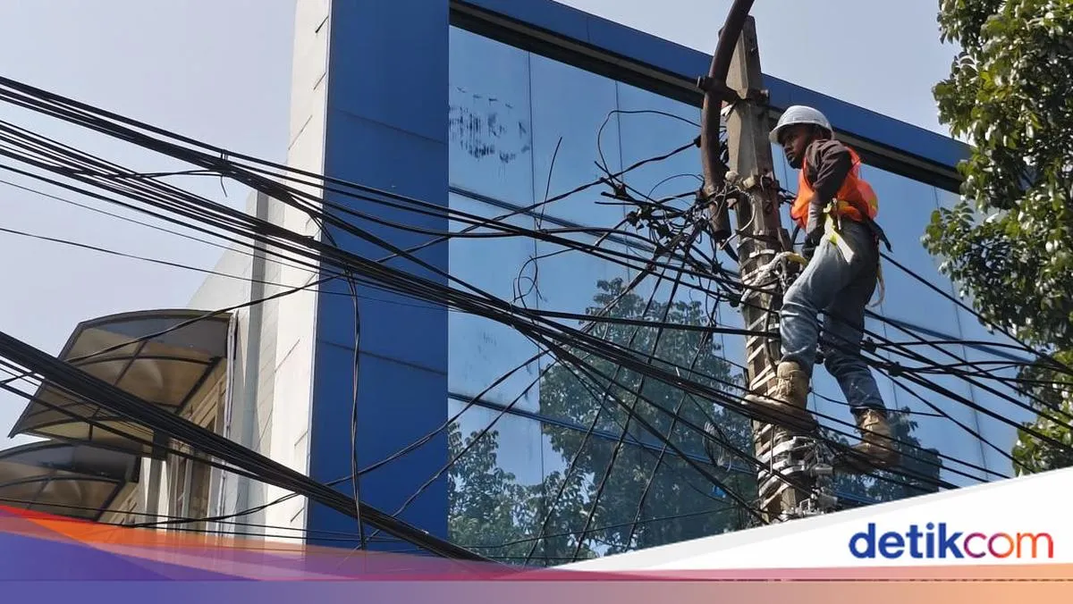 Pemkot Bandung Alihkan Rute Penertiban Kabel Udara dari Asia Afrika ke Jalan Merdeka