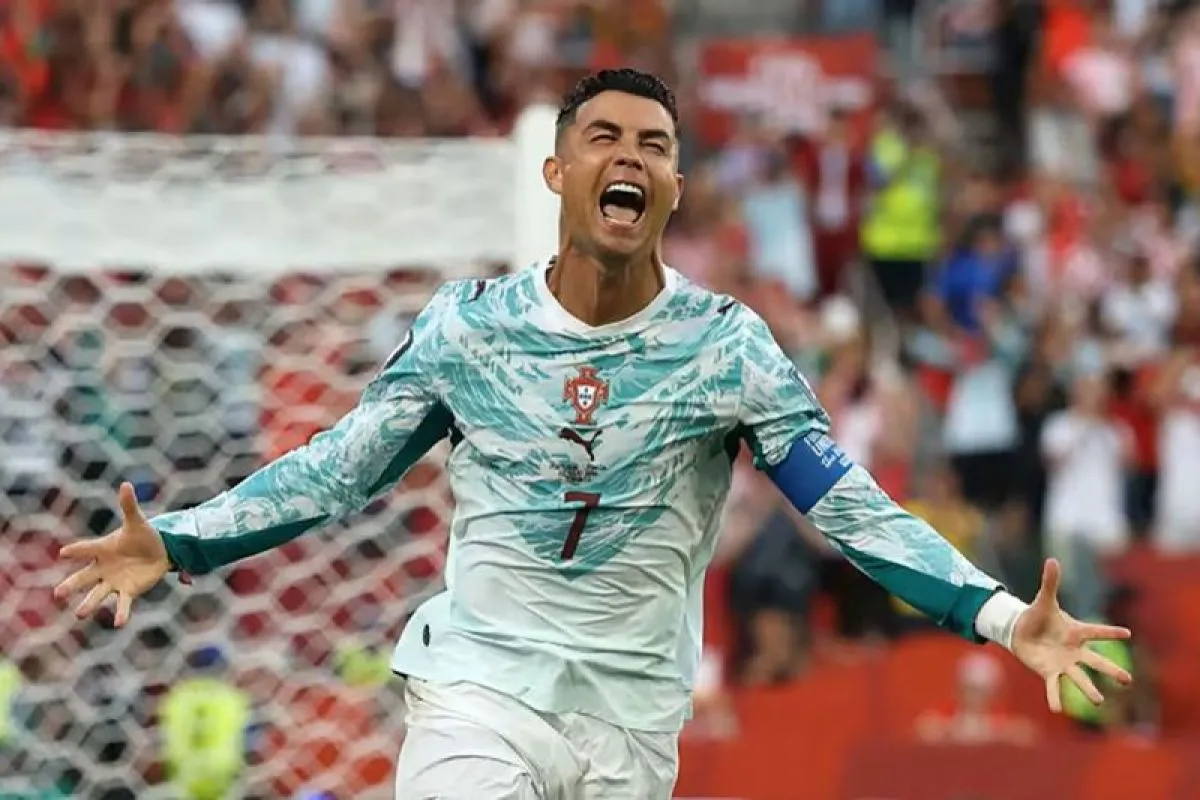 Cek Fakta: Foto Ronaldo dan Georgina Pakai Jersey Argentina di Tribun Disebut Hasil Manipulasi