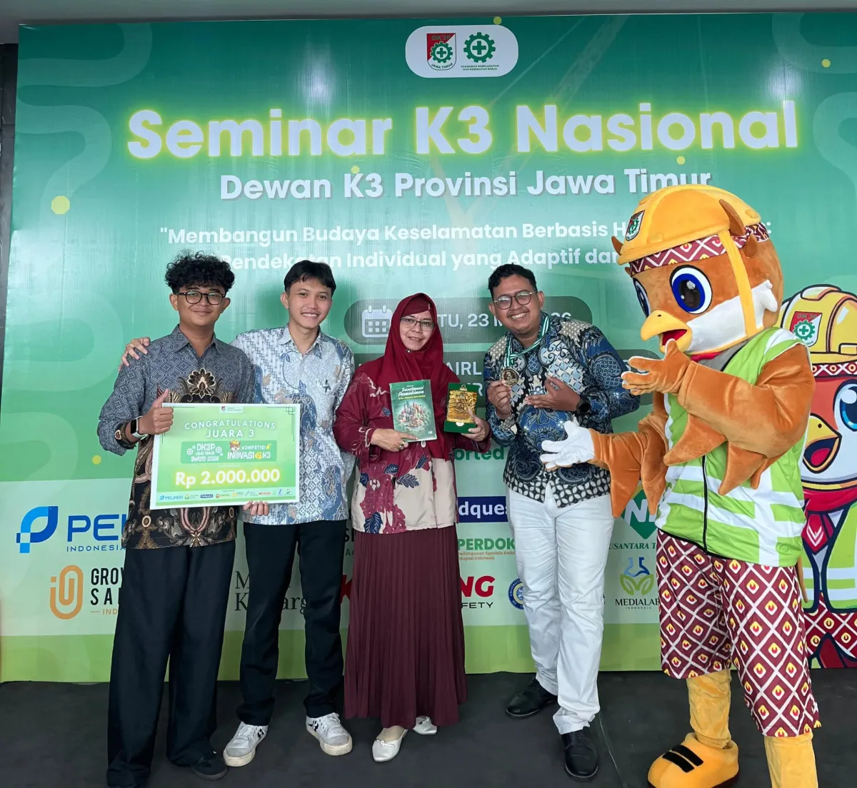 Tim UNAIR Raih Juara Tiga DK3P Jatim Award 2026 lewat Aplikasi My-Fatigue untuk Deteksi Kelelahan Kerja