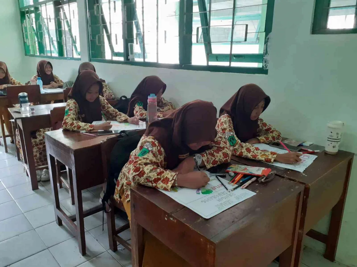 Siswa Kelas VII MTsN 1 Bantul Antusias Bikin Poster Ajakan Makan Sehat Bergizi Seimbang