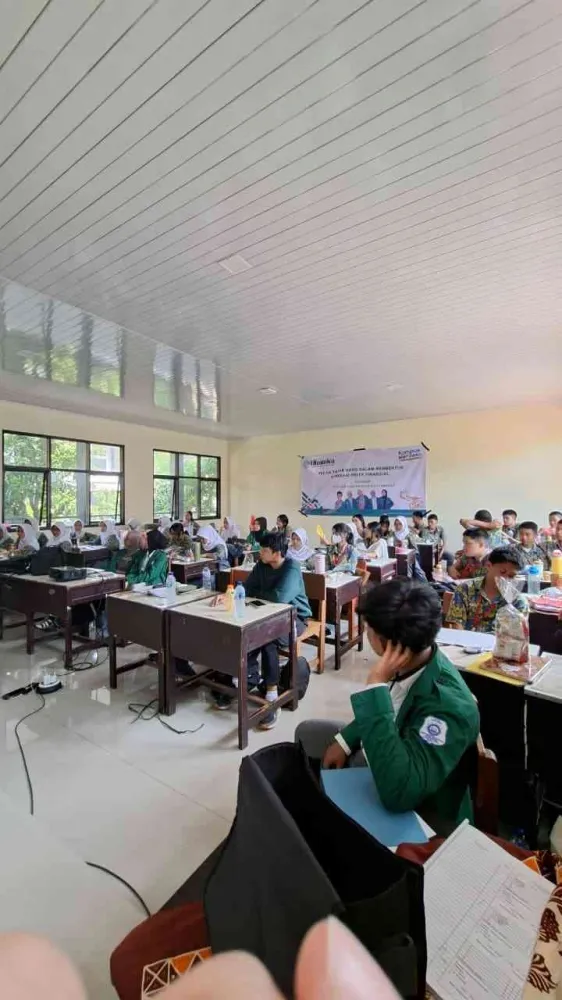 Mahasiswa Uhamka Gelar Seminar Literasi Keuangan di SMAN 6 Bekasi