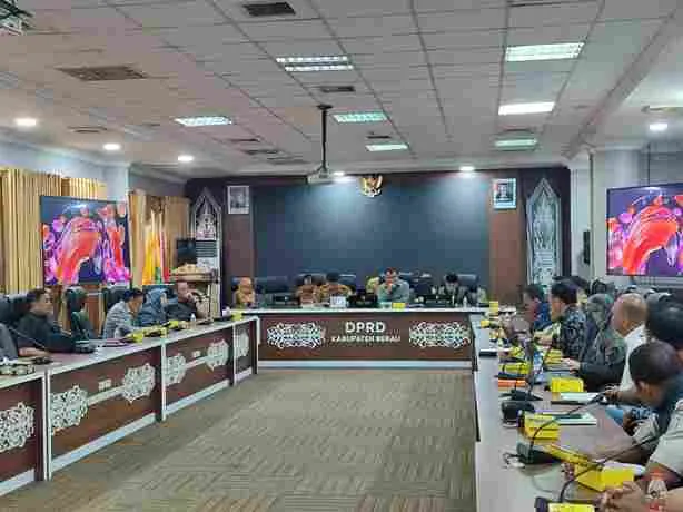 RDP DPRD Berau Bahas Merger STIPER ke UMB, Forum Mahasiswa dan Alumni Walk Out Pertanyakan Transparansi