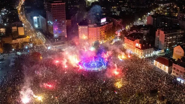Sorak di Beograd dan Gema Demokrasi: Mengapa Kemenangan “Student List” Mengguncang Serbia dan Mengusik Percakapan Indonesia