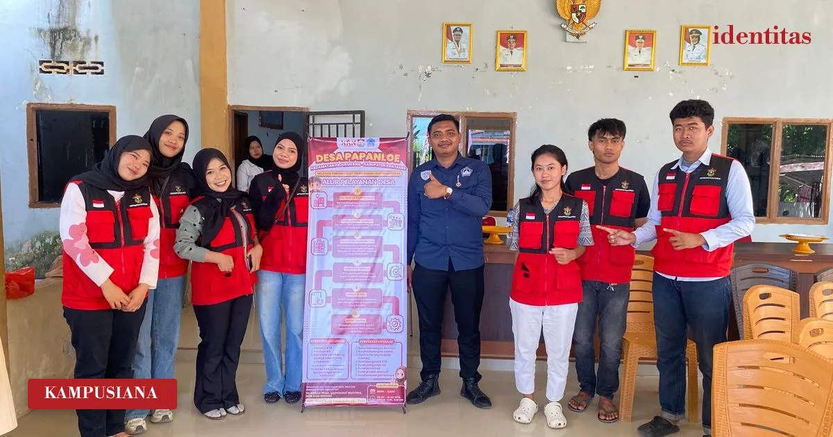 Mahasiswa KKN-T Unhas Serahkan Papan Informasi Alur Pelayanan Administrasi di Desa Papanloe