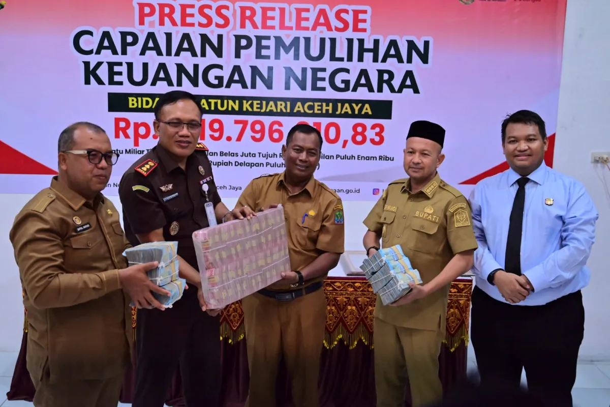 Kejari Aceh Jaya Pulihkan Rp1,3 Miliar Keuangan Negara, Bupati Safwandi Beri Apresiasi