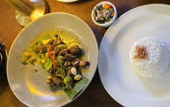 Nasi Lidah Lombok Hijau Menarik Perhatian Pecinta Pedas di Surabaya