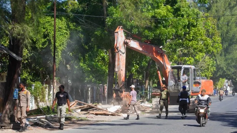 Pemko Banda Aceh Tertibkan PKL dan Bangunan Liar di Jalan Utama Tungkop Darussalam