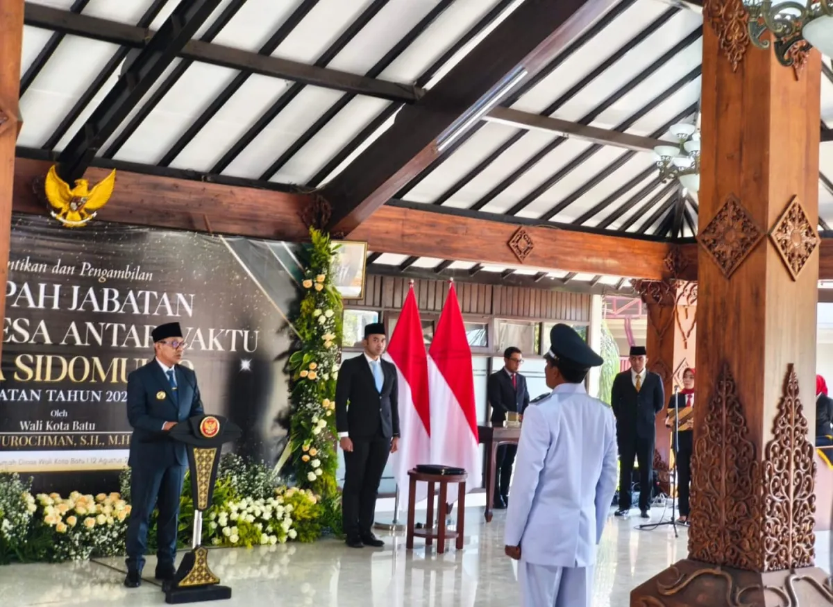 Wali Kota Batu Lantik Subandri sebagai Kades PAW Sidomulyo, Tekankan Integritas dan Keterbukaan Anggaran