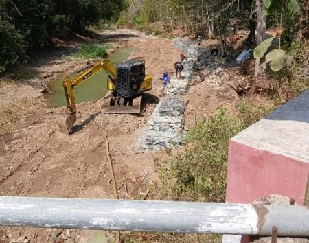 Proyek Tanggul Sungai Sambong Dipertanyakan, LSM Soroti Transparansi Anggaran dan Kualitas Pekerjaan
