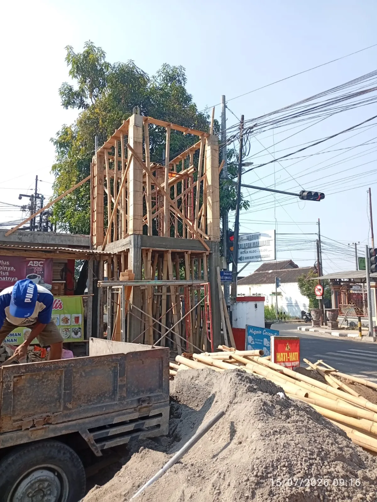 Proyek Gardu Pos Pasar Rp275 Juta di Blitar Masih Tahap Struktur, Warga Soroti Transparansi Progres