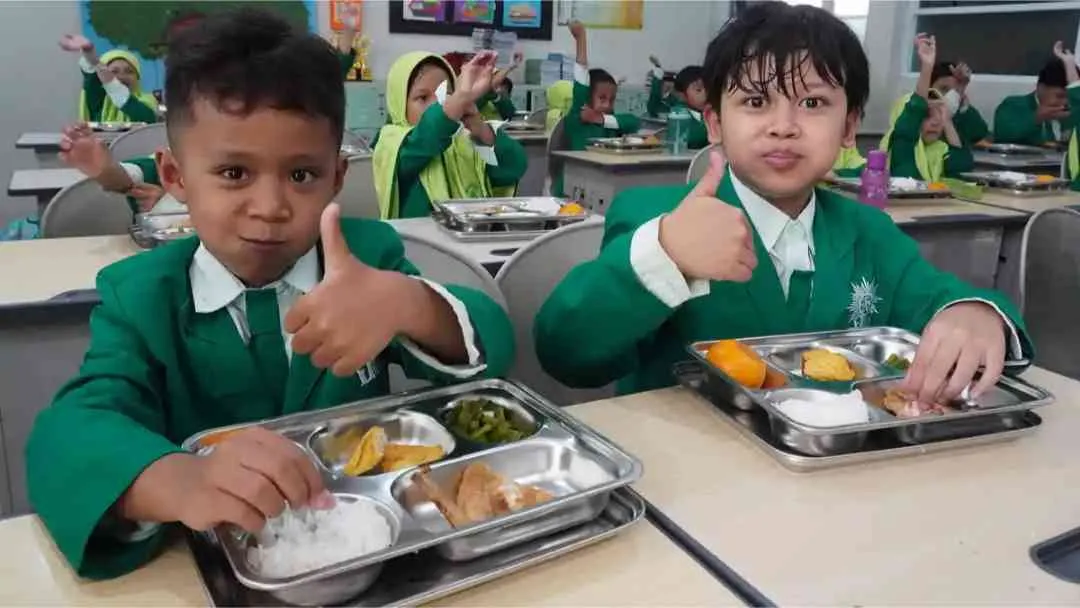 Fenomena “Glory Effect” dalam Program Makan Bergizi Gratis: Populer, tetapi Kepuasan Publik Menurun