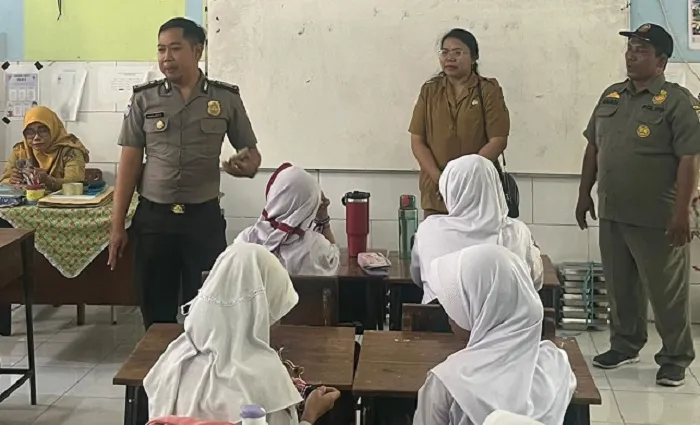 Polsek Sukomanunggal Sosialisasikan Bahaya Penggunaan Gadget Berlebihan kepada Siswa SDN II Sonokwijenan