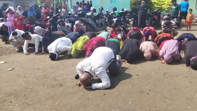 Ratusan Warga Sirnasari Gelar Aksi Damai, Tuntut Transparansi Dana Desa dan Kawal Proses Pengunduran Diri Kades