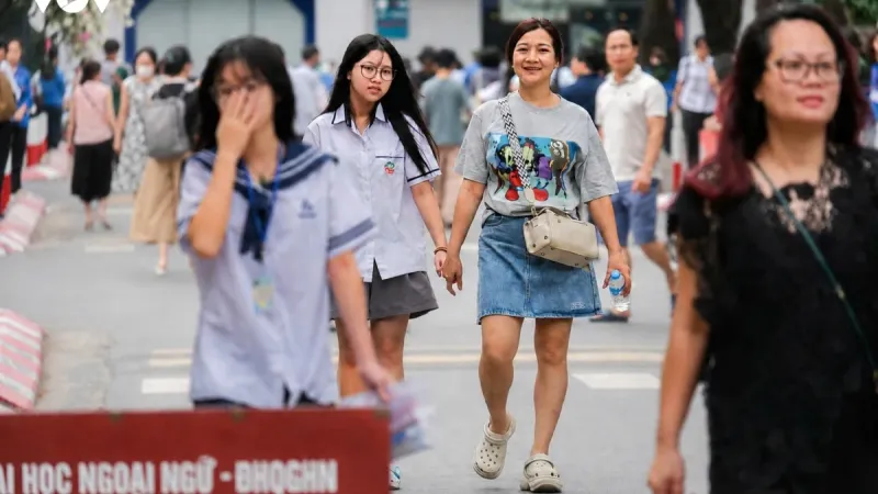 Ujian Masuk Sekolah Khusus di Hanoi: Perjalanan Jauh, Tekanan Beruntun, dan Kekhawatiran Biaya