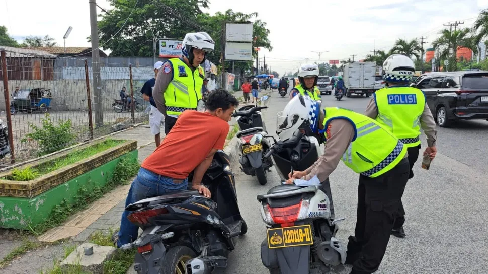 Cek Fakta: Klaim Ban Motor Gundul Ditilang Didenda Rp250 Ribu atau Kurungan 1 Bulan Disebut Hoaks