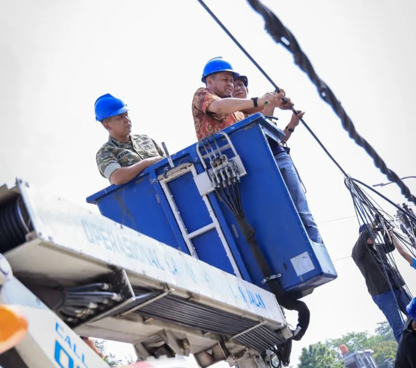 Wali Kota Pekanbaru Tertibkan Kabel Internet Semrawut di Jalan Ronggo Warsito