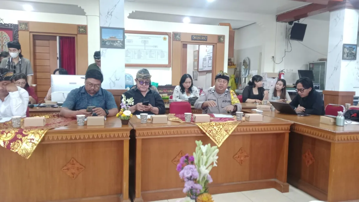 Bhabinkamtibmas Sumerta Kauh Hadiri Musdes Laporan Realisasi APBDes Semester I 2026