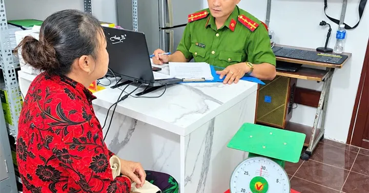 Polisi Komune Tân Hải Imbau Pedagang Seafood di Pantai Ngãnh Tam Tân Jujur Menimbang dan Transparan soal Harga