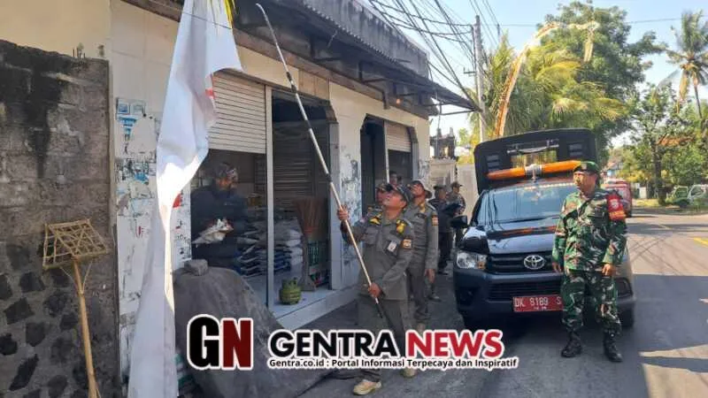 Tim Gabungan Tertibkan Reklame di Kubu Karangasem untuk Tegakkan Perbup