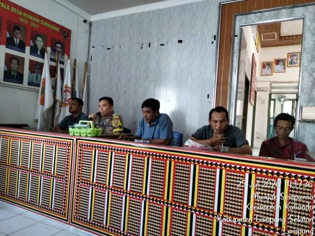 Bhabinkamtibmas Kalianda Hadiri Sosialisasi Rekrutmen Pegawai Koperasi Desa Merah Putih di Munjuk Sempurna