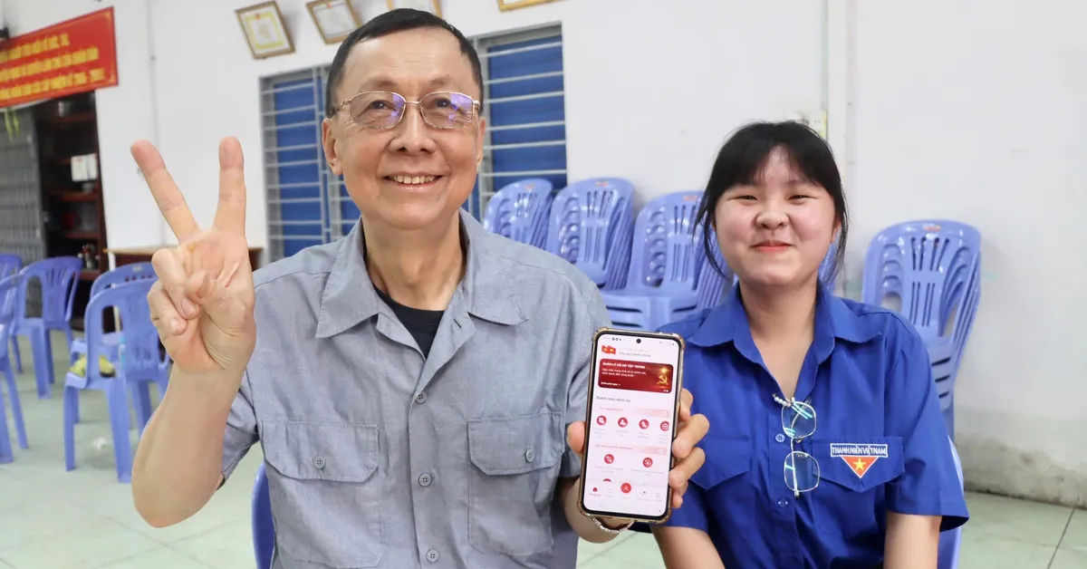Relawan “Digital Summer” Dampingi Lansia Gunakan Aplikasi Buku Panduan Anggota Partai Elektronik