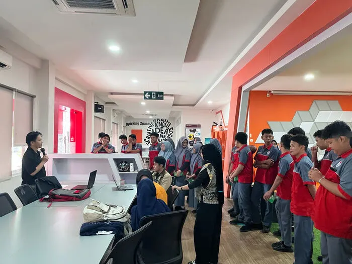 150 Siswa SMK Telkom Makassar Belajar AI dan Robotika di Telkom AI Center