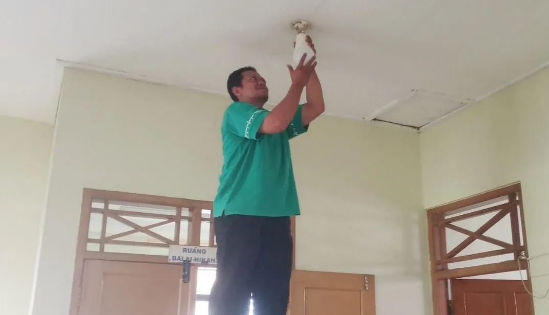 KUA Wangon Benahi Ruang Tamu dengan Pencahayaan Elegan untuk Tingkatkan Kenyamanan