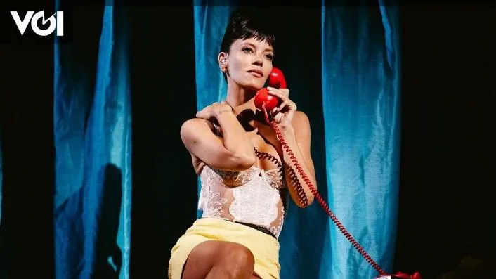 Lily Allen Jelaskan Konser Satu Jam Tanpa Interaksi Setelah Dikritik Penonton
