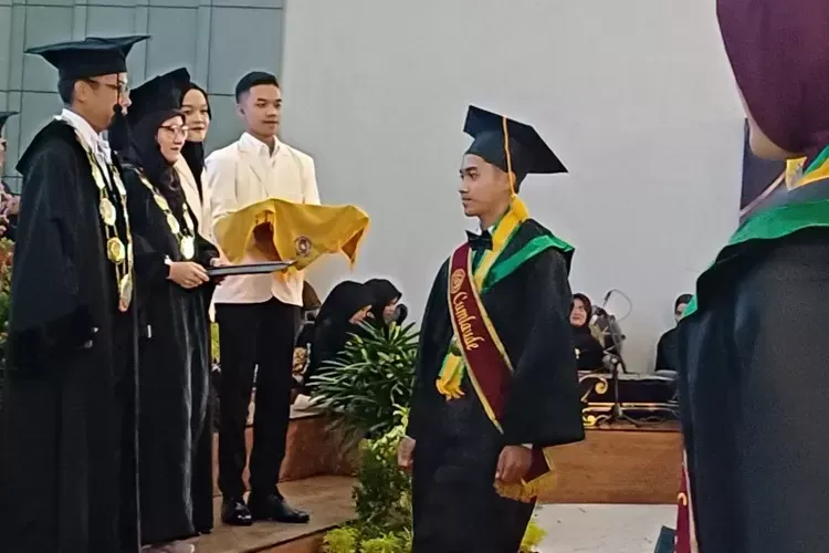 UMPwr Wisuda 211 Lulusan, Rektor Tekankan Kesiapan Hadapi Krisis Global