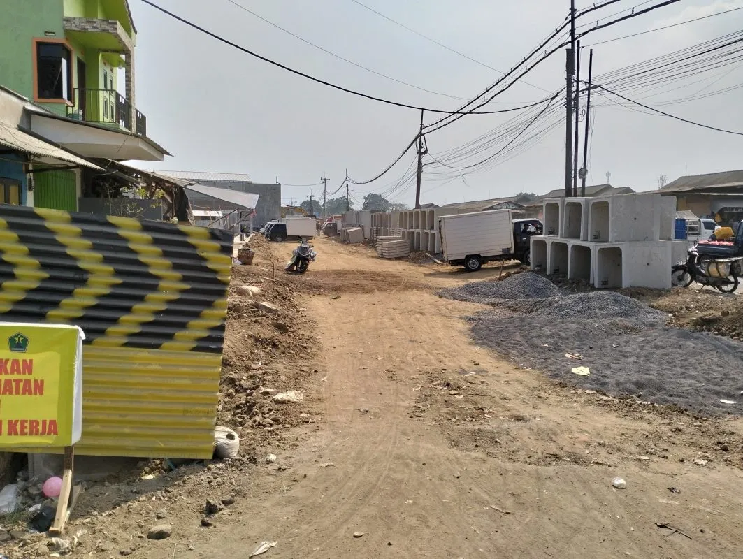 Proyek Rekonstruksi Jalan Gadang–Bumiayu di Malang Dikritik Warga: Minim Pengamanan, Debu, dan Transparansi Dipersoalkan
