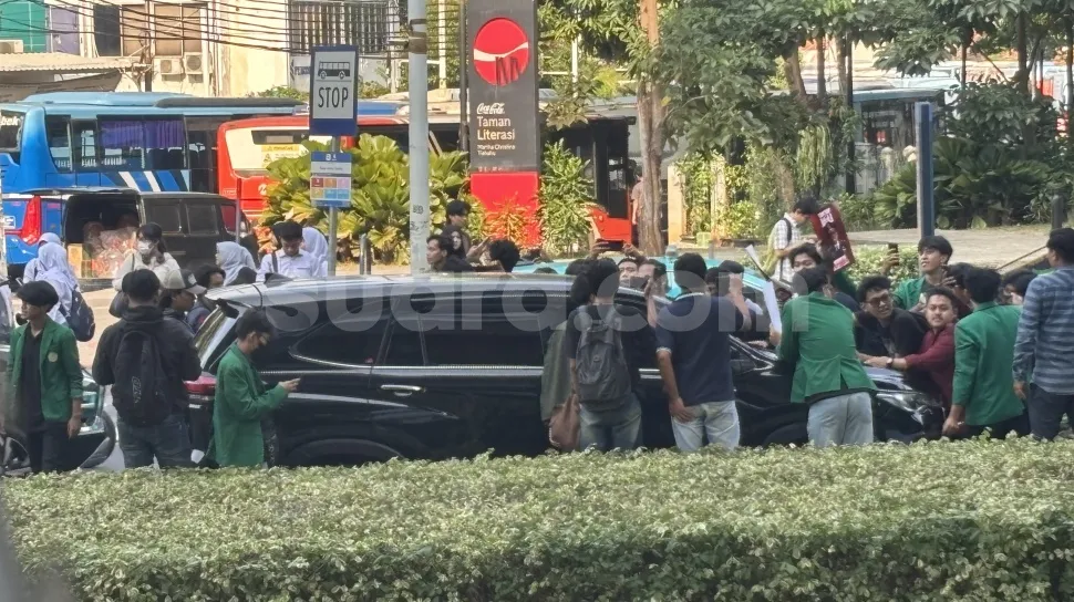 Mahasiswa BEM PT Muhammadiyah Hadang Mobil Dinas Kejaksaan di Depan Gedung Bundar, Desak Transparansi Kasus Eks Jampidsus