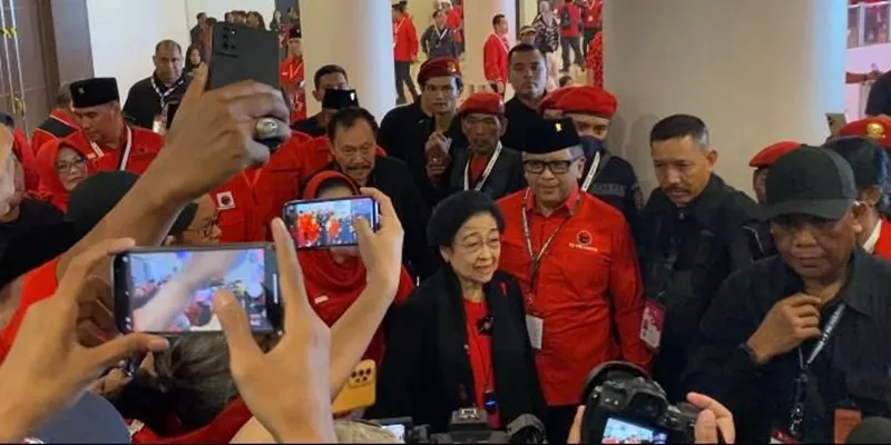 Megawati Tiba di Arena Rakernas V PDIP Kenakan Busana Serba Hitam