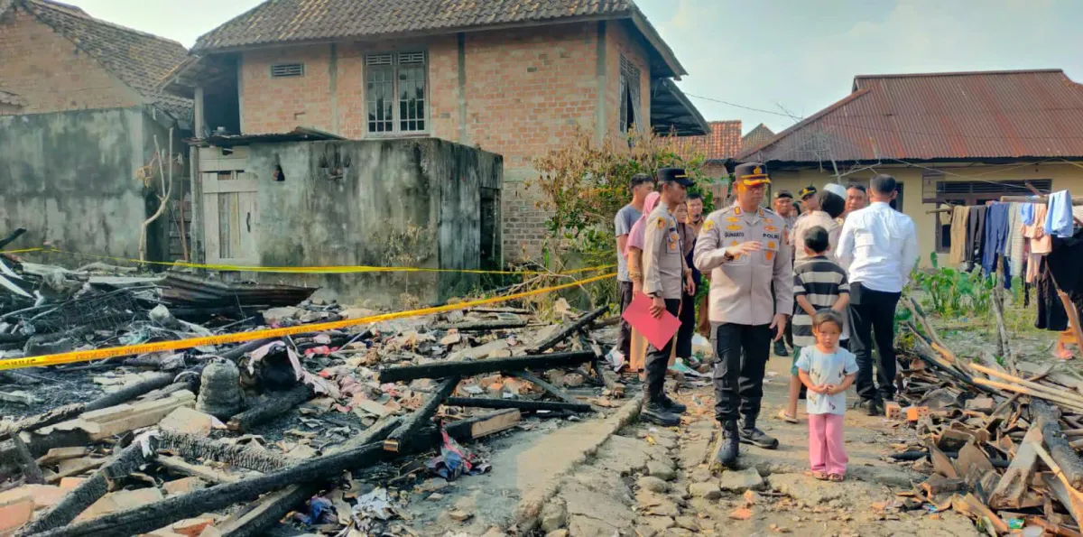 Kapolres Prabumulih Serahkan Bantuan Sosial untuk Korban Kebakaran di Tanjung Telang