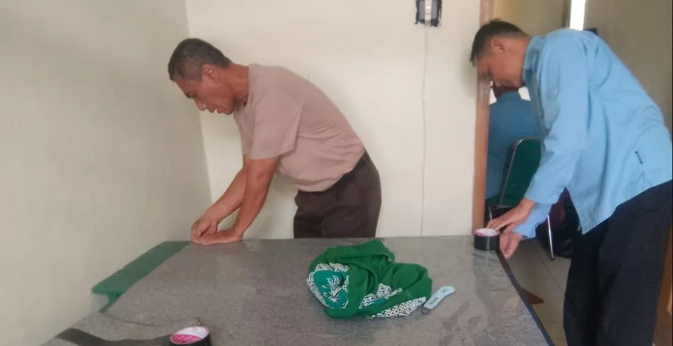 Kepala KUA Wangon Turun Tangan Merakit dan Menata Meja Kerja Pegawai