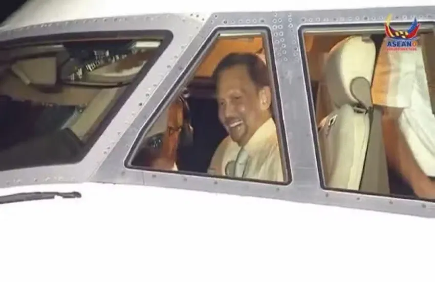 Sultan Brunei Hassanal Bolkiah Terbangkan Sendiri Pesawat Pribadi ke KTT ke-48 ASEAN di Cebu