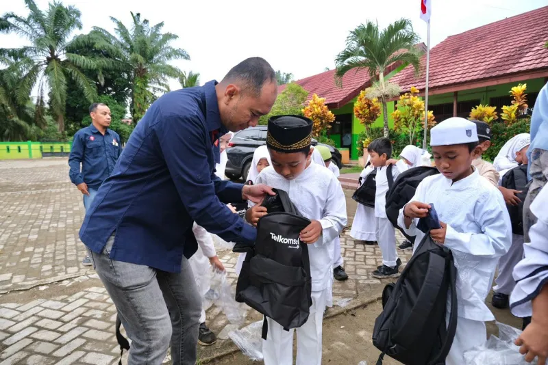 Telkomsel Salurkan Bantuan Perlengkapan Sekolah dan Modem Internet untuk 300 Anak Didik di Kalimantan