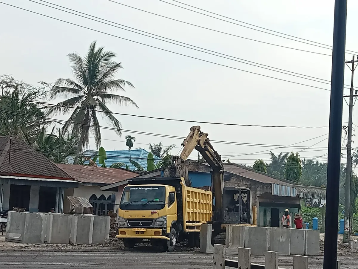 Dugaan Material Tanah Proyek Pelebaran Jalinsum di Sei Rampah Diperjualbelikan, Papan Informasi Tak Ditemukan