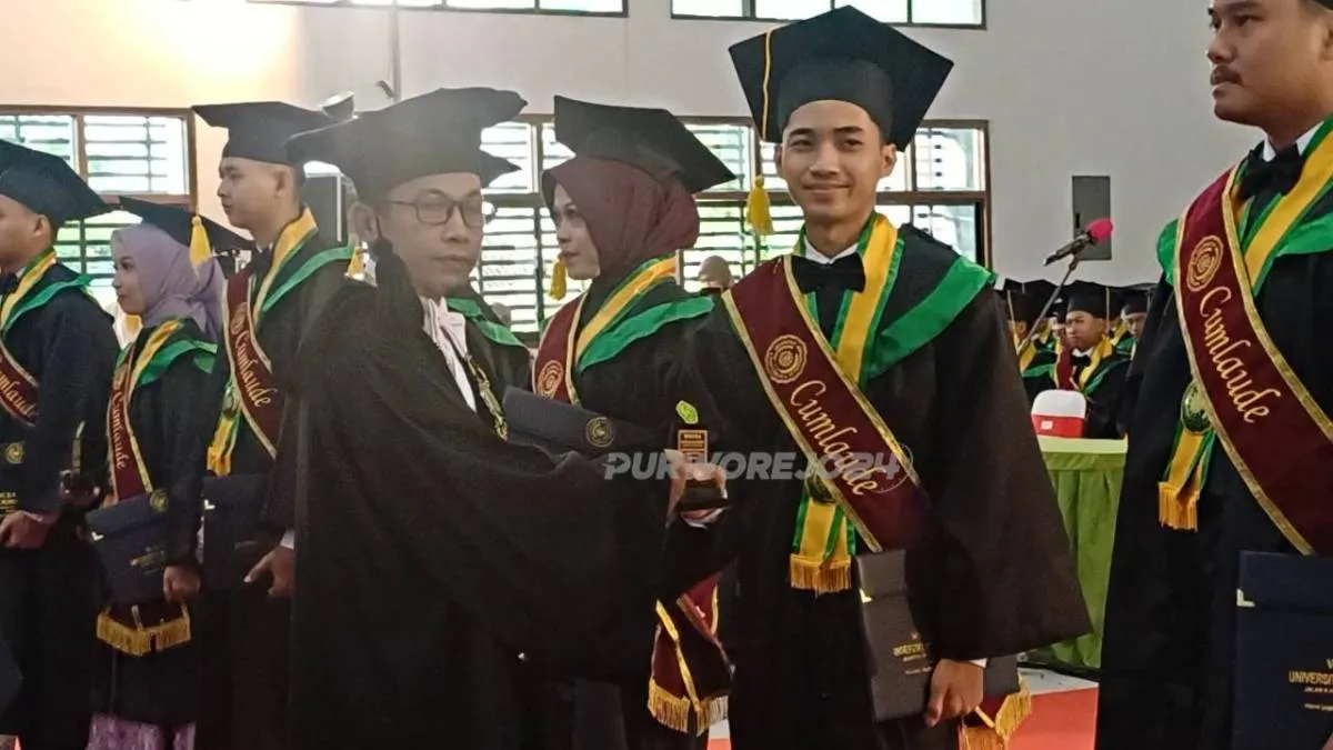 UMPwr Wisuda 211 Lulusan, Rektor Soroti Kesiapan Hadapi Krisis Global