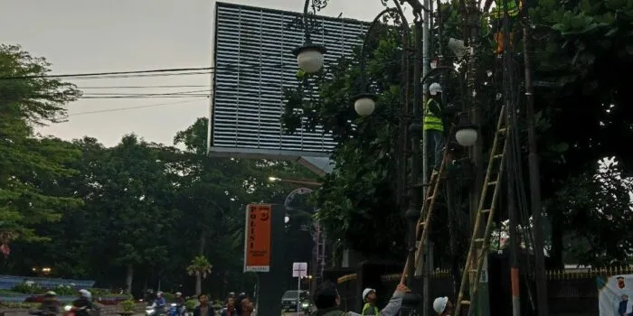 Pemkot Bandung Tunda Pemotongan Kabel Udara di Asia Afrika untuk Cegah Gangguan Internet