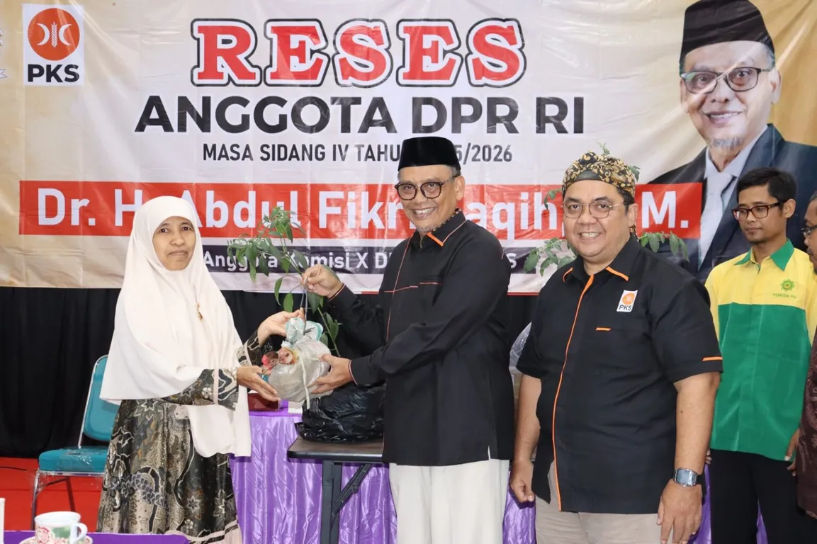 Legislator PKS Dorong Kemandirian Pangan Keluarga di Tegal lewat Bantuan Benih Lele, Bibit Ayam, dan Sayuran