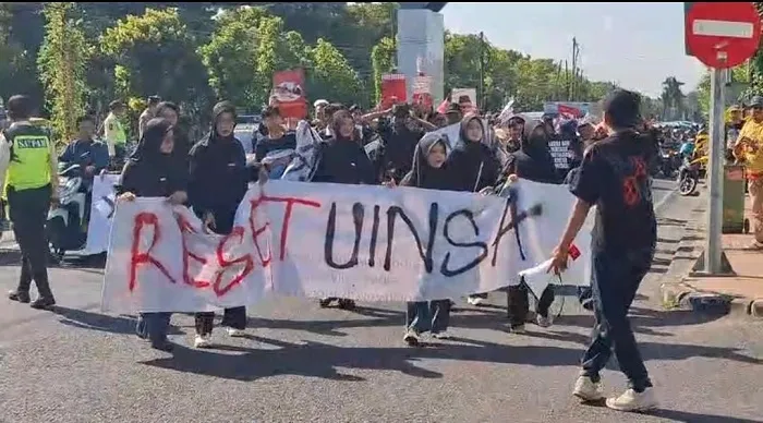 Mahasiswa UINSA Surabaya Gelar Aksi Tuntut Transparansi dan Rektor Definitif