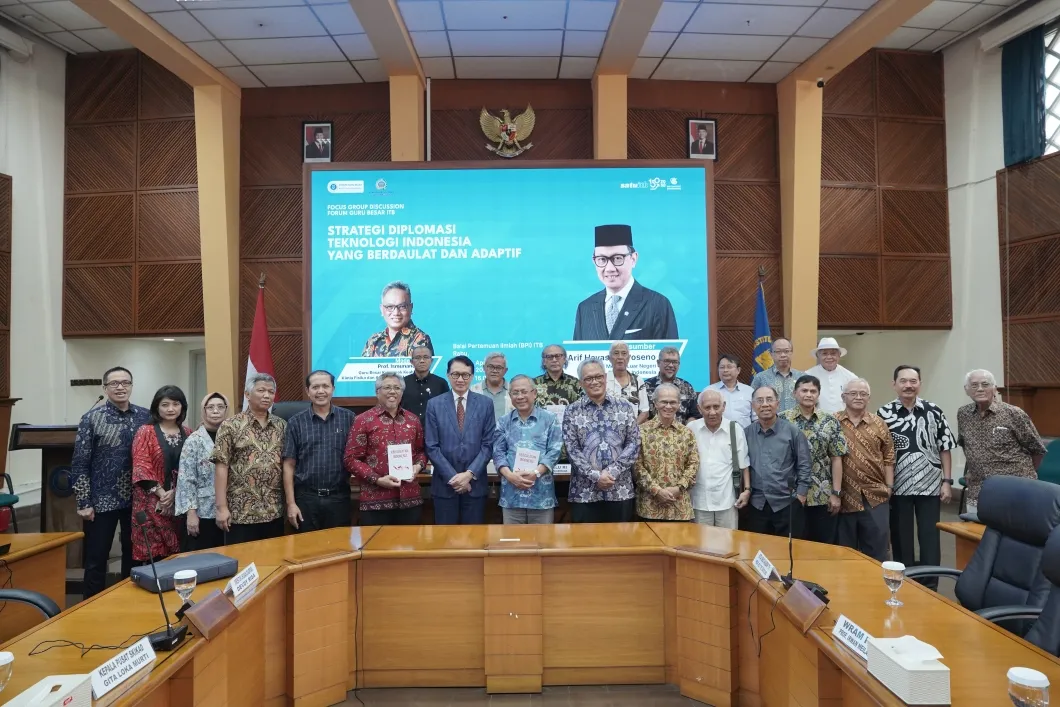 Wamenlu Arif Havas Oegroseno Bahas Strategi Diplomasi Teknologi dalam FGD Forum Guru Besar ITB