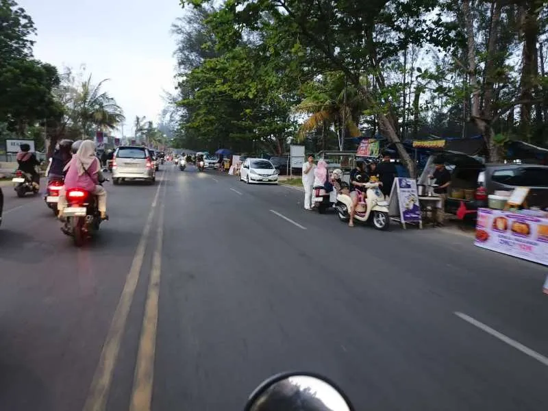 Lapak Kuliner Sore di Pantai Panjang Bengkulu Picu Dilema: Ekonomi Warga vs Ketertiban Ruang Publik