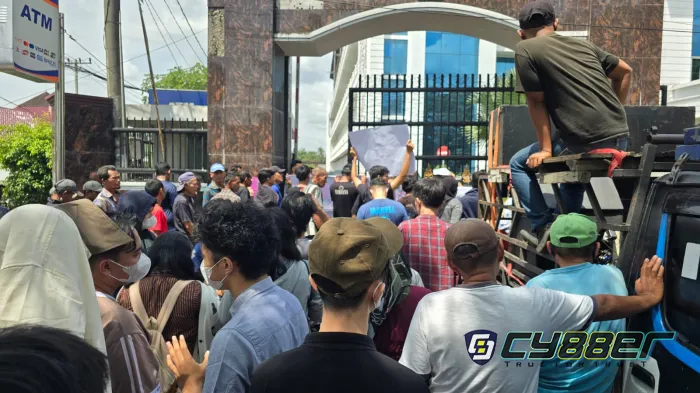 Massa Hotma Gelar Aksi Damai di Kejati Sumut, Dukung Pernyataan Hotman Paris soal FA