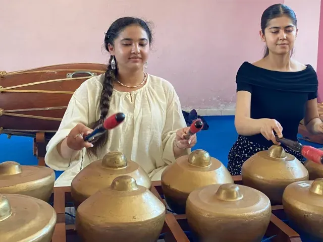 Siswa SMA Labschool Unesa 1 Surabaya Berkolaborasi dengan Mahasiswa Uzbekistan dan Prancis dalam Pertukaran Budaya Gamelan