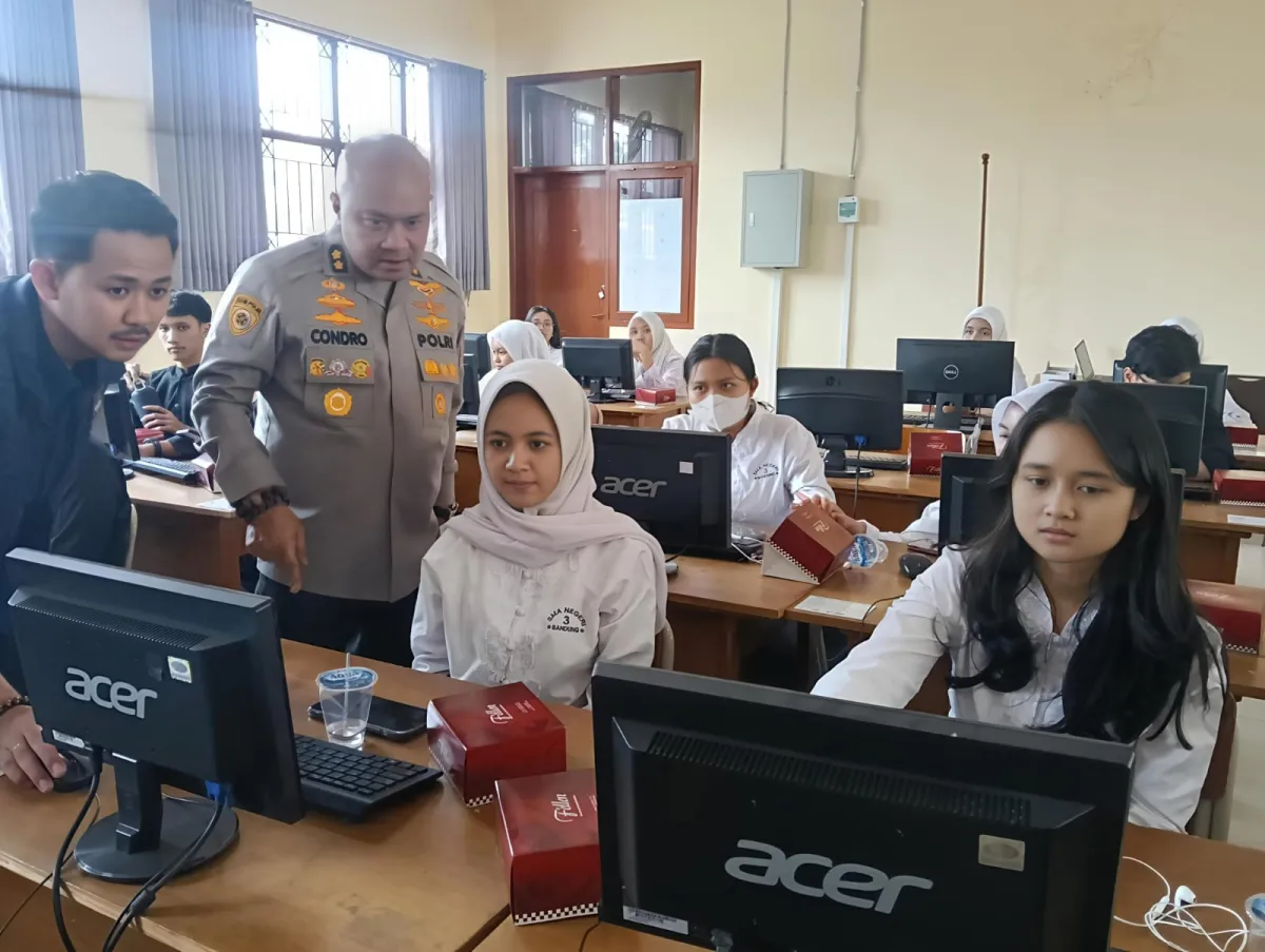 Polda Jabar Latih 120 Pelajar di Bandung Literasi AI dan Cek Fakta untuk Tangkal Hoaks