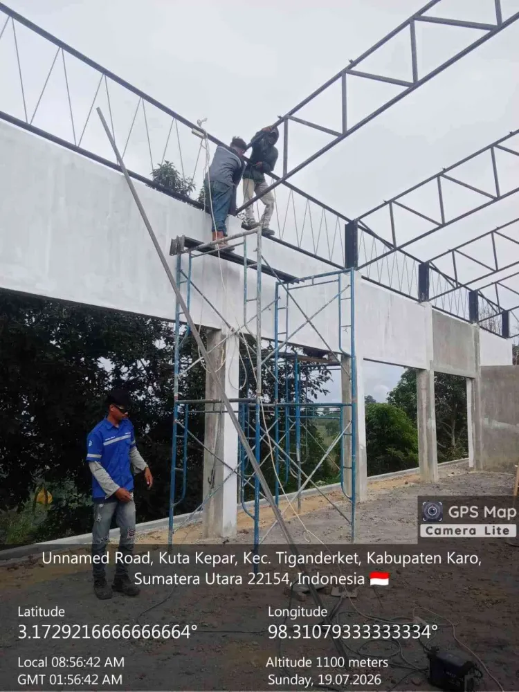 Babinsa Koramil 05/Payung Kawal Pembangunan Gedung Koperasi Desa di Penampen, Karo