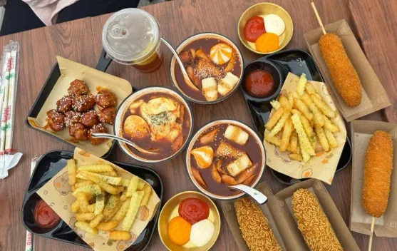 Tteokbokki dan Corn Dog Kian Digemari, Korean Street Food Jadi Tren Jajanan Anak Muda