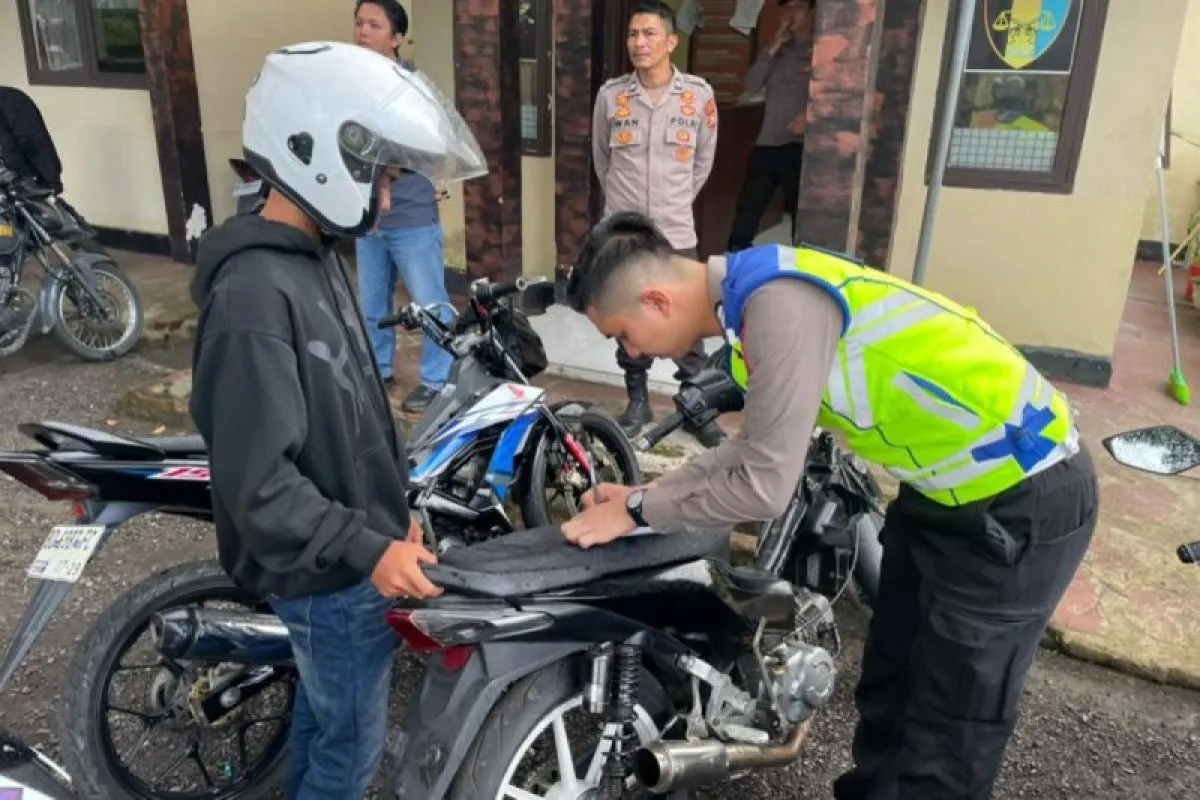 Cek Fakta: Pemotor Pakai Sandal Jepit Tidak Ditilang Denda Rp250 Ribu